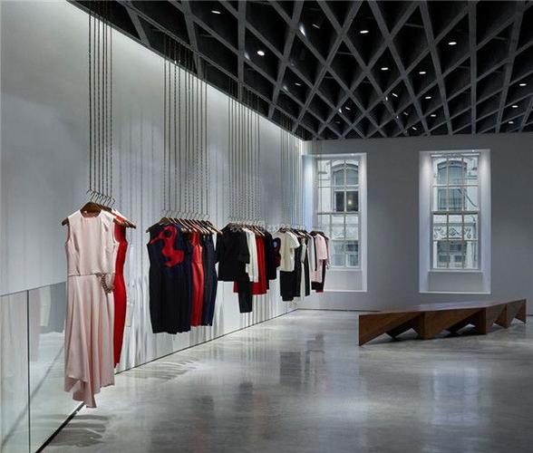 服装专卖店是销售环节的最直接的外观表现,在商铺林立的商业大环境中