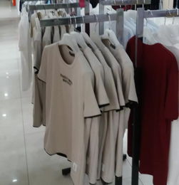 孝武购物广场2000件男女服装亏本处理,只要销售,不计成本