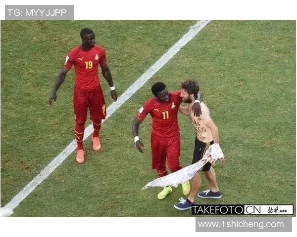 足球明星戴面具上阵展现坚毅精神引发球迷热议